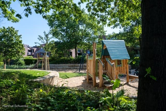 Spielplatz, Brueser-Berg.de, Holzhaus im Sand