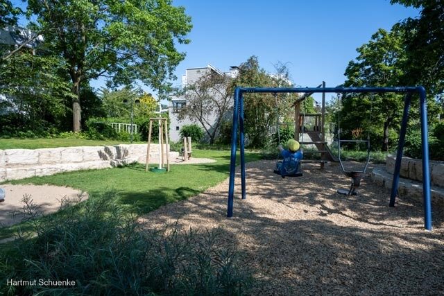 Spielplatz, Brueser-Berg.de, Schaukel im Sandkasten