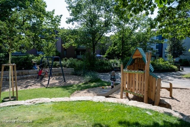 Spielplatz, Brueser-Berg.de, Klattergerüst auf Wiese