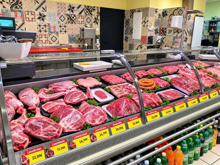 Frischetheke mit Fleischwaren im ADAM Market