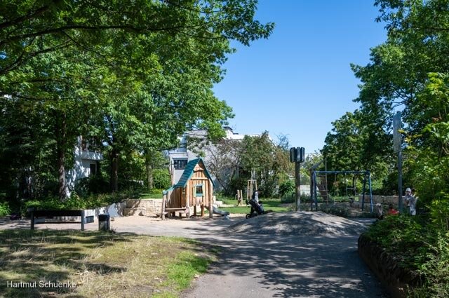 Spielplatz, Brueser-Berg.de, Holzhaus auf Wiese